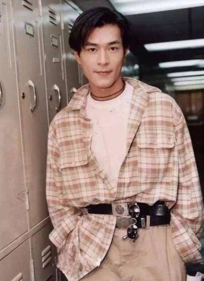 古天乐还在用滑盖手机?网友:好人,钱都拿去做慈善了!_明星_小学_身体