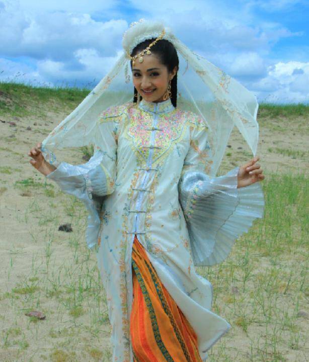 刚出道的麦迪娜,短发要比长发还要美一些,旁边的张丹峰害怕看着_片场