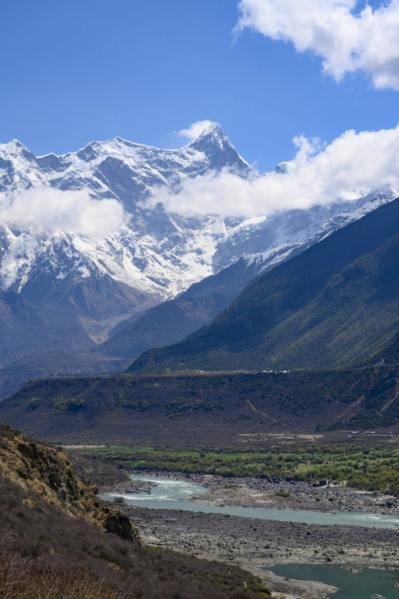 在接近索松村的地方会路过一个观景台,不用刻意去找,就在路边,停车