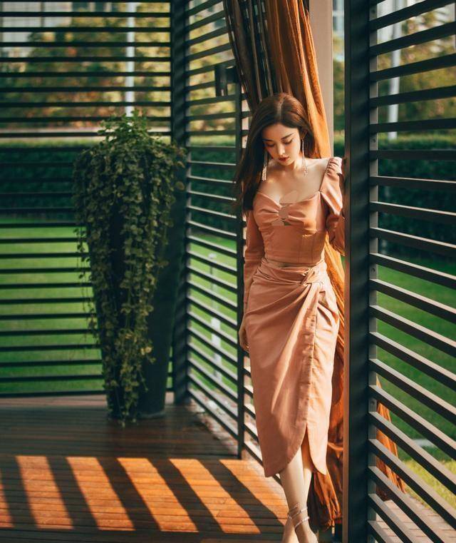 古力娜扎穿低胸装参加活动,胸前环扣设计太性感,网友:好辣好美_身材