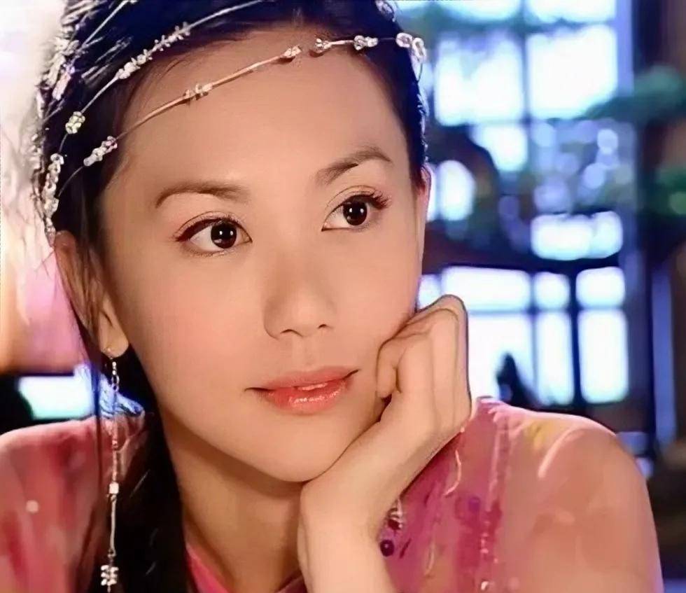 原著设定,是丁敏君嫉妒两个师妹的美丽容貌,而处处针对.