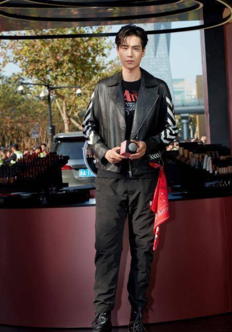 胡一天被赞"最帅版花无缺",白衣剧照公开,超越谢霆锋不是梦?