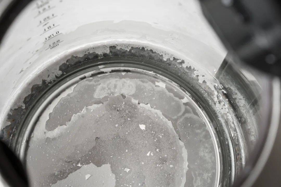 质硬且致密,主要成分有碳酸钙,氢氧化镁,碳酸镁,硫酸钙,硫酸镁,氯化钙