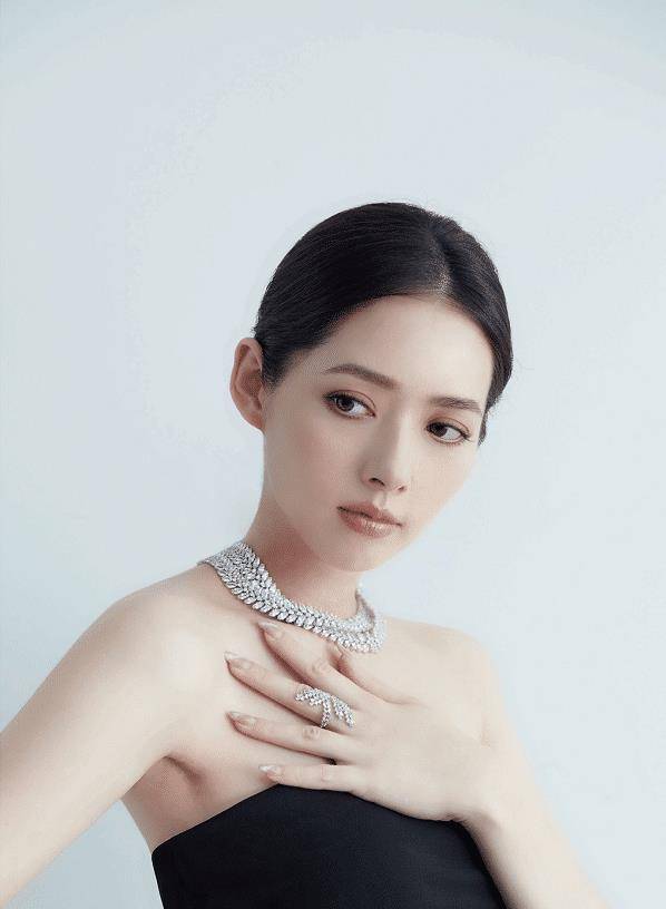 郭碧婷产后气质绝了!