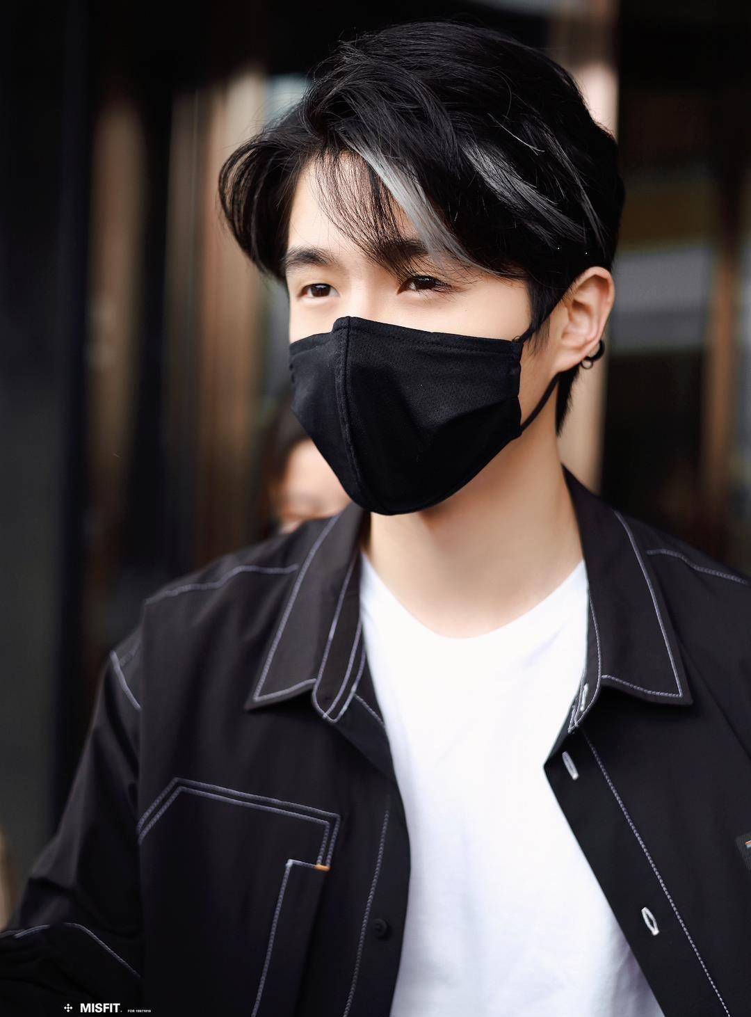 刘昊然录《大侦探》银灰色高光,超帅金晶晒腹肌,网友直呼:偷偷摸摸做