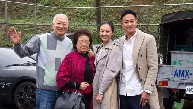 何润东娇妻颜值曝光,风衣配短靴只矮老公半头,从柜姐逆袭接地气_身材_
