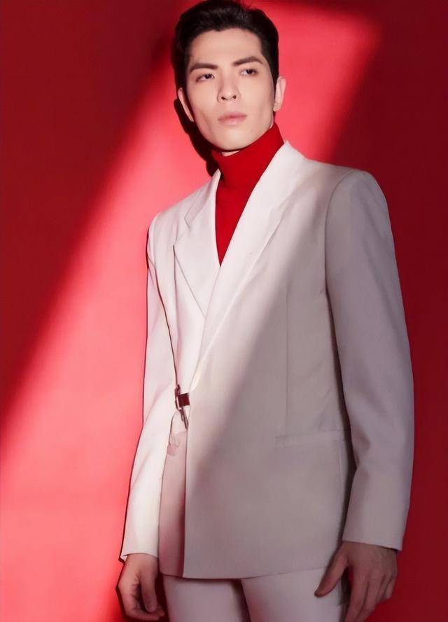 录制节目,别的嘉宾出场都是大太阳,萧敬腾一出来,就开始下雨,若是雨天