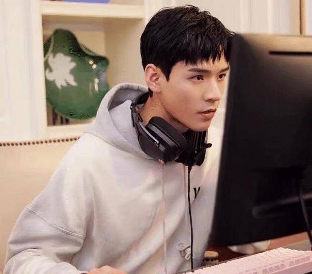 《快乐大本营》的最新一期几乎是龚俊和张哲瀚的独家播出.