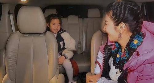 黄奕带女儿去约会,女儿一直在给黄奕创造机会,你觉得她女儿懂事吗?