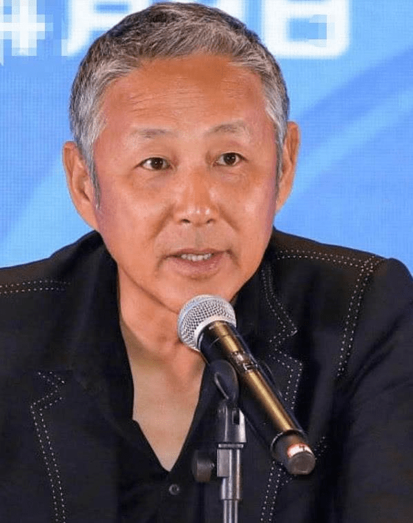 陈道明一头白发从容老去,穿中山装十足老爷爷,但不驼背气宇轩昂_照片