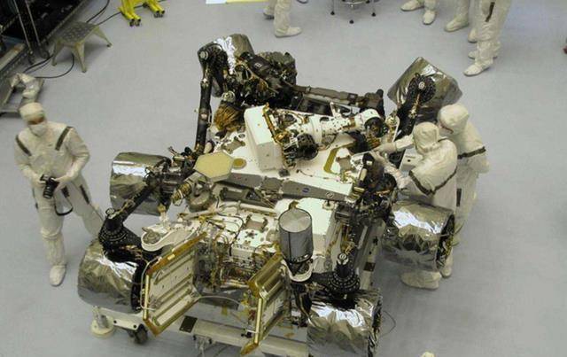 好奇号火星车发现一颗"钢珠"?