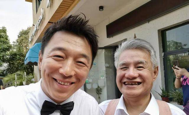 黄渤录制奇葩说决赛上热搜了?到底是怎么回事?_蔡康永_情商_秒杀