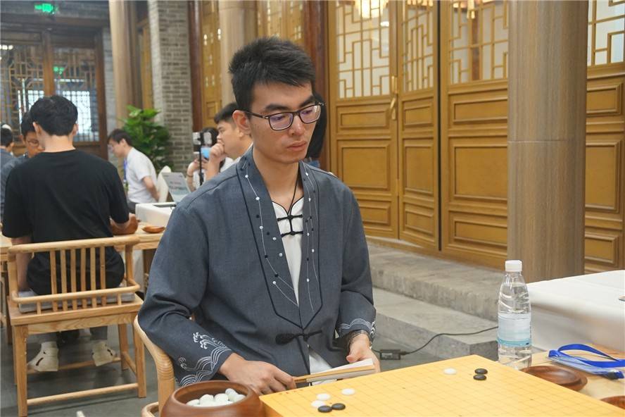 第2届国手赛由中国围棋协会,河南省体育局,开封市人民政府主办,河南省