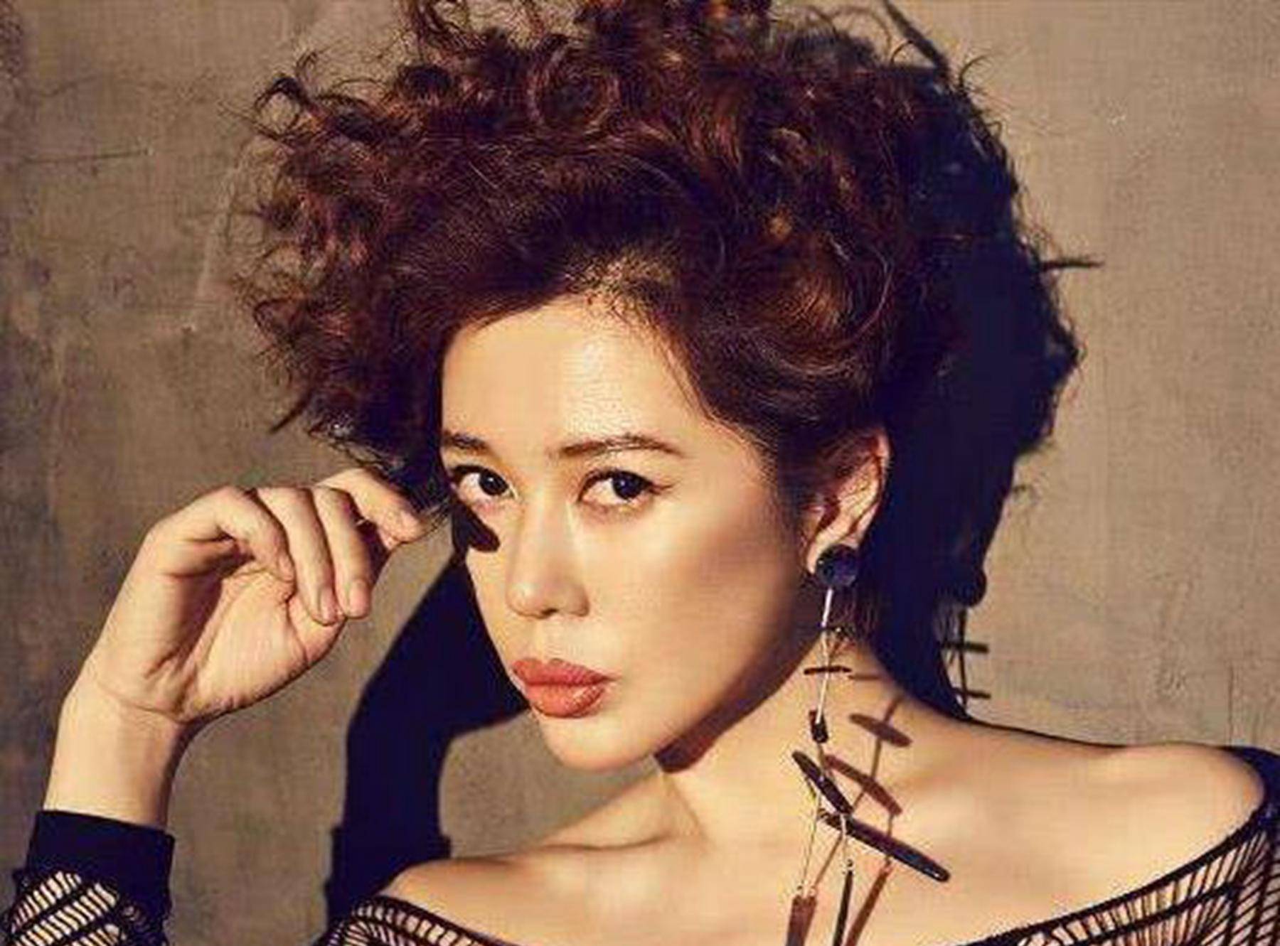 曾把黄渤吻到害羞,在一起10年被分手,今身价40亿不再相信爱情_余男