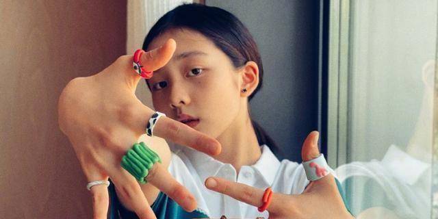 黄磊女儿15岁打耳洞染发,露脐装引争议,黄磊称:并非叛逆少女!