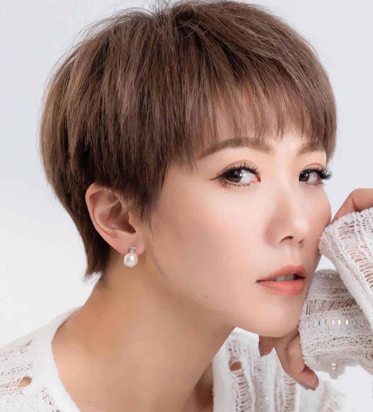 拍摄过许多平面及电视广告的她,2014年曾与陈若颖,梁以辰,陈艾熙组成