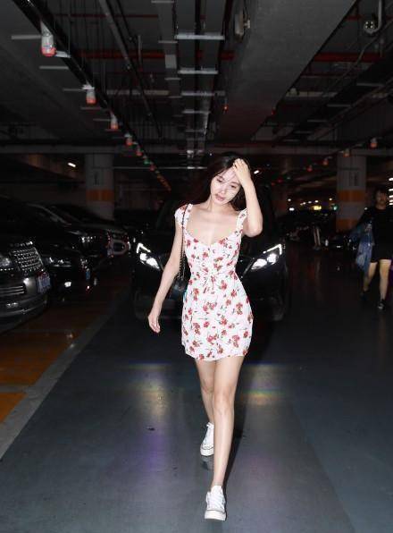 李菲儿身材太绝了!