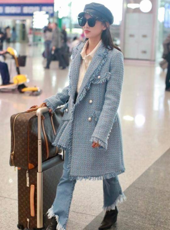 黄圣依终于高调,软呢大衣配毛边喇叭裤,背26万鳄鱼包我好羡慕!