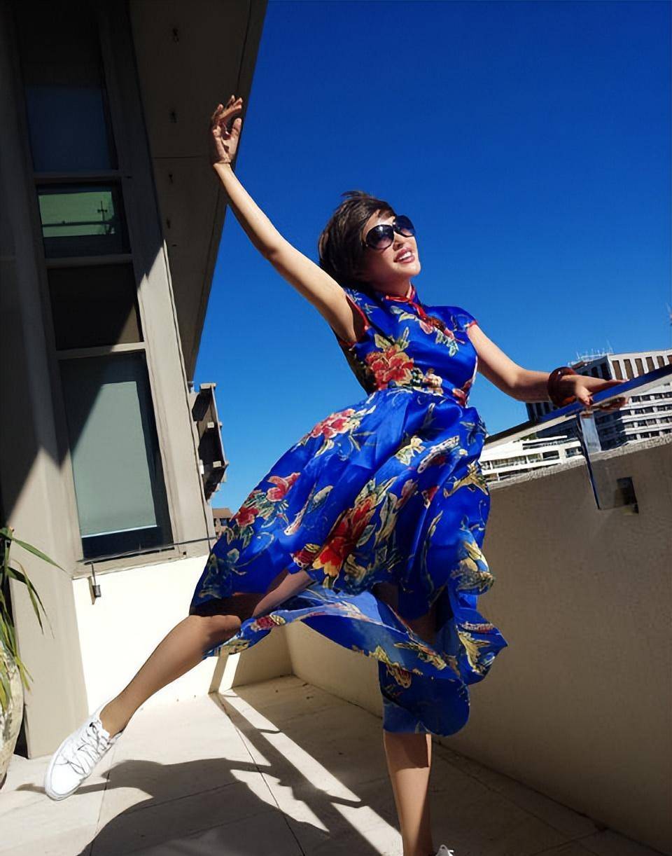 刘晓庆大晒时尚照!