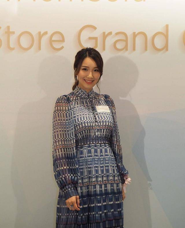 怀孕四个月仍不忘工作赚钱,李亚男挺孕肚盛装亮相活动!