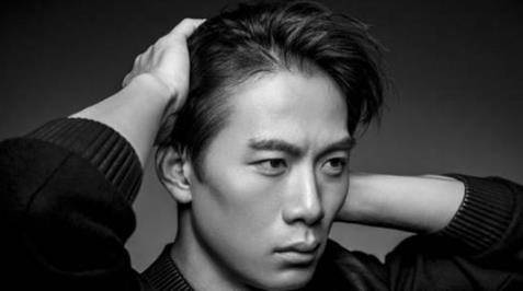 新加坡电视一哥,不愿放弃中国身份,获奖无数甘愿回来跑龙套_戚玉武