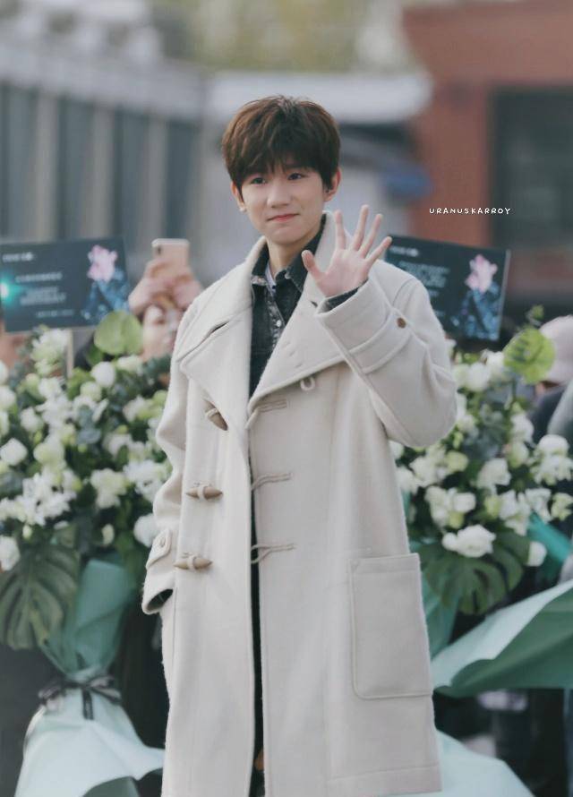 三小只"秀恩爱",王俊凯穿新外套,粉丝发现千玺和王源也穿过_boss_衣服