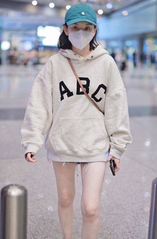 下衣失踪这种穿法都不会过时,而且越来越流行,因此也是很多明星和时尚