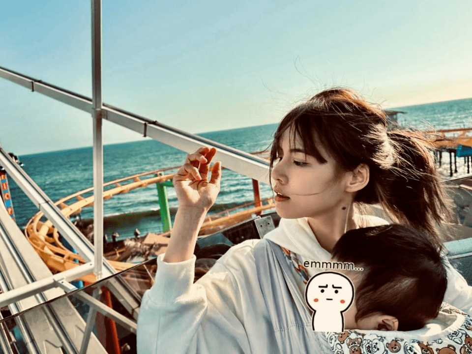 苏醒老婆晒娃,腹部隆起被猜怀三胎,小儿子跟爸爸同款蜡笔小新脸_廖语