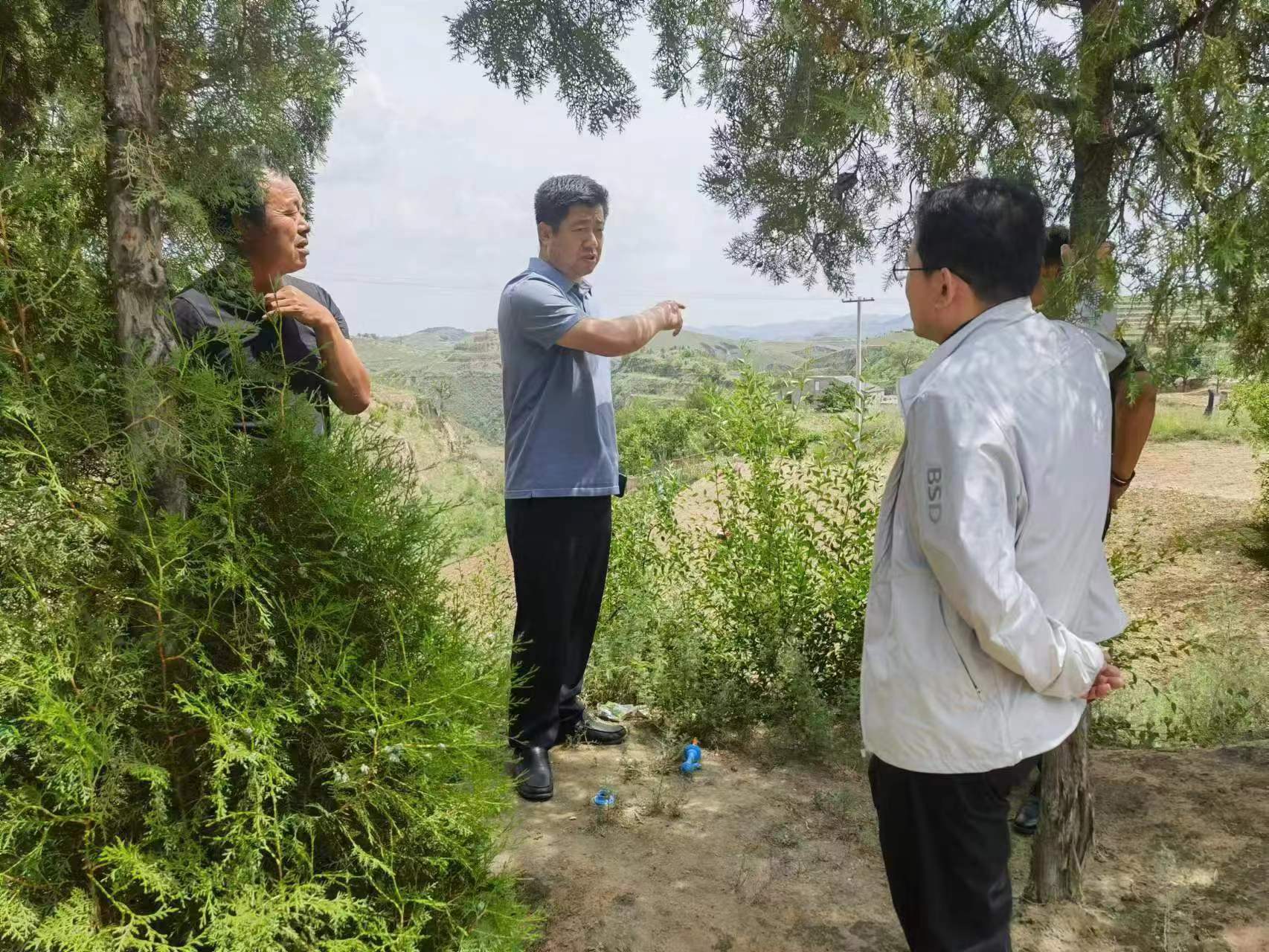 横山法院党组书记,院长李刚看望慰问老党员,驻村工作队并开展巡河工作