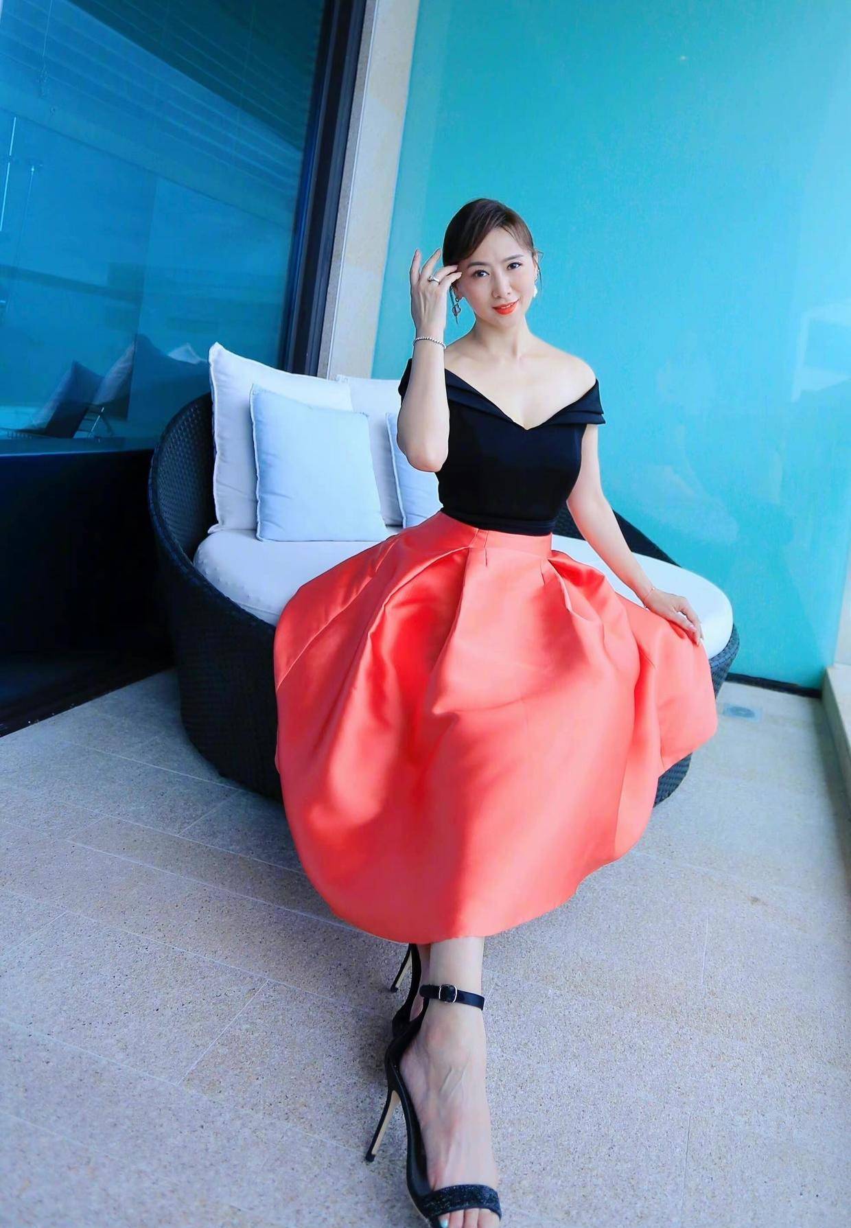 "53岁翁虹"太拼了,穿露背 时尚连衣裙走秀,真有"阔太"气质_感觉_黑色