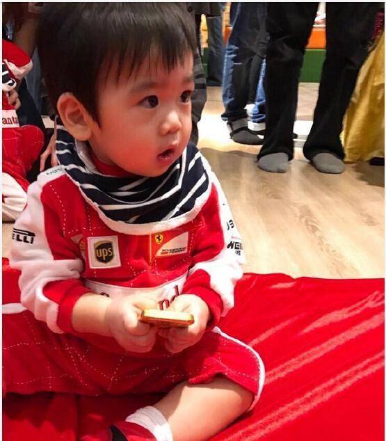 林志颖双胞胎宝宝一岁抓周居然抓了这些你当年抓什么啦_jenson_方向盘