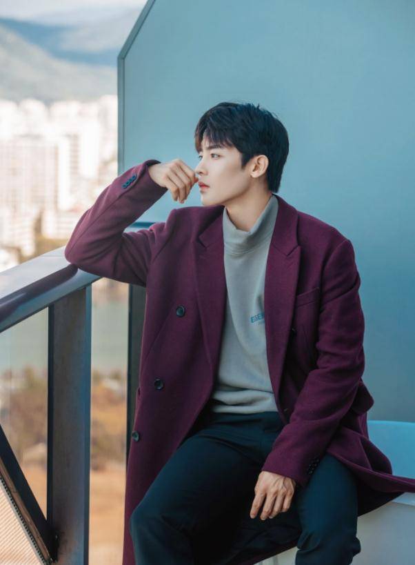 侯明昊机场现身,黑色印花卫衣配蓝色休闲长裤,简约清爽酷帅迷人_look