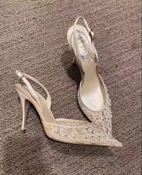 choolrogervivierlsaintlaurenparis看到这一双黑色漆皮红底的高跟鞋