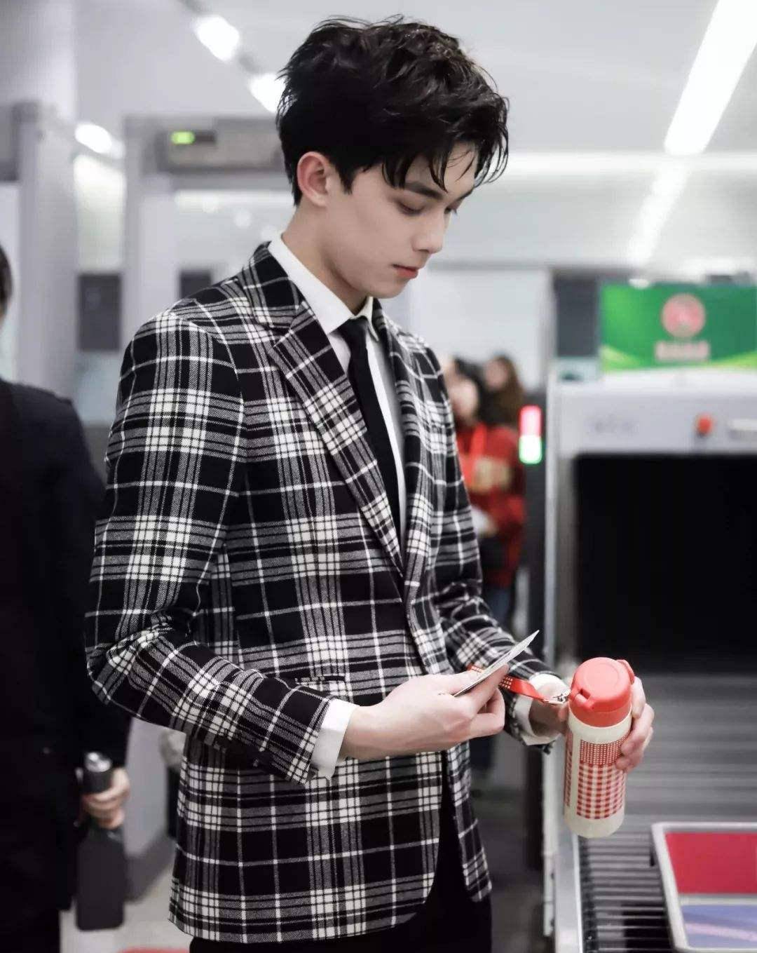 吴磊,你"造梗"的水平,越来越高了_保温杯_明星_北电