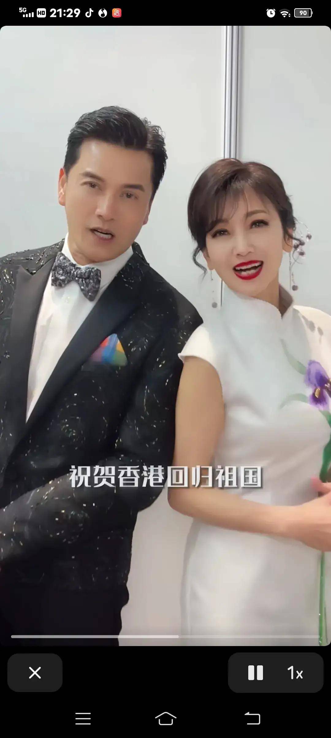 吕良伟牵赵雅芝的手,二人合唱《上海滩》,粉丝说看了此生无憾.