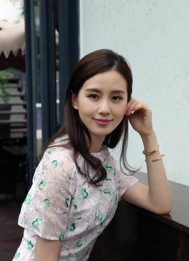 刘诗诗这是胖出新高度了?胯宽腰圆大衣都遮不住啦!_黑色_印花_墨镜