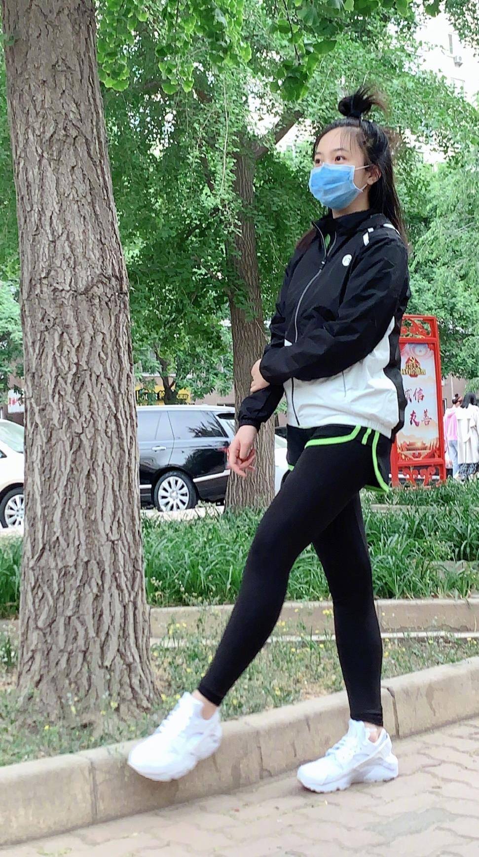 林妙可又胖又不漂亮,才23就是水桶身材,扮嫩没少女感一股大妈味_感觉