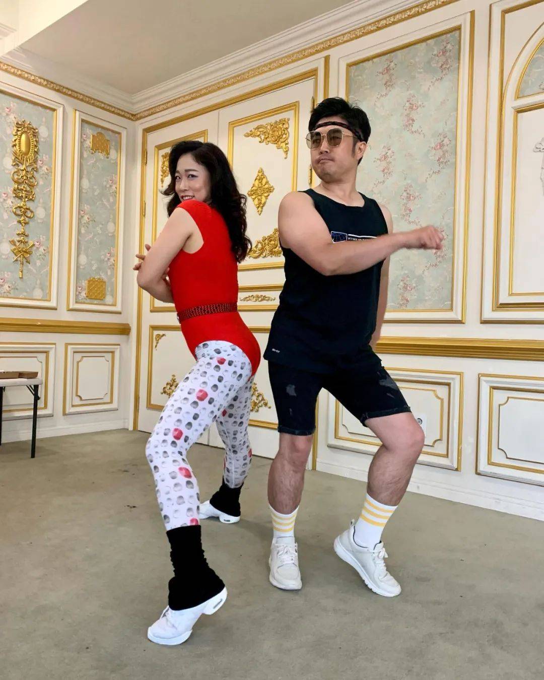 那些李美度和小土豆把人逗得哈哈大笑的瞬间,就是他随手记录下来的.