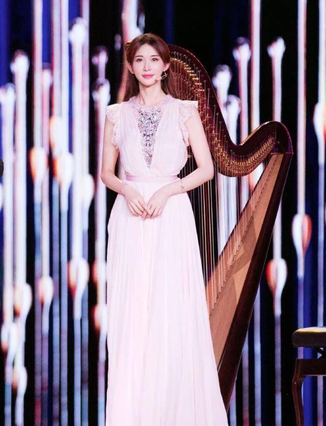 林志玲又穿斜肩礼服露香肩!