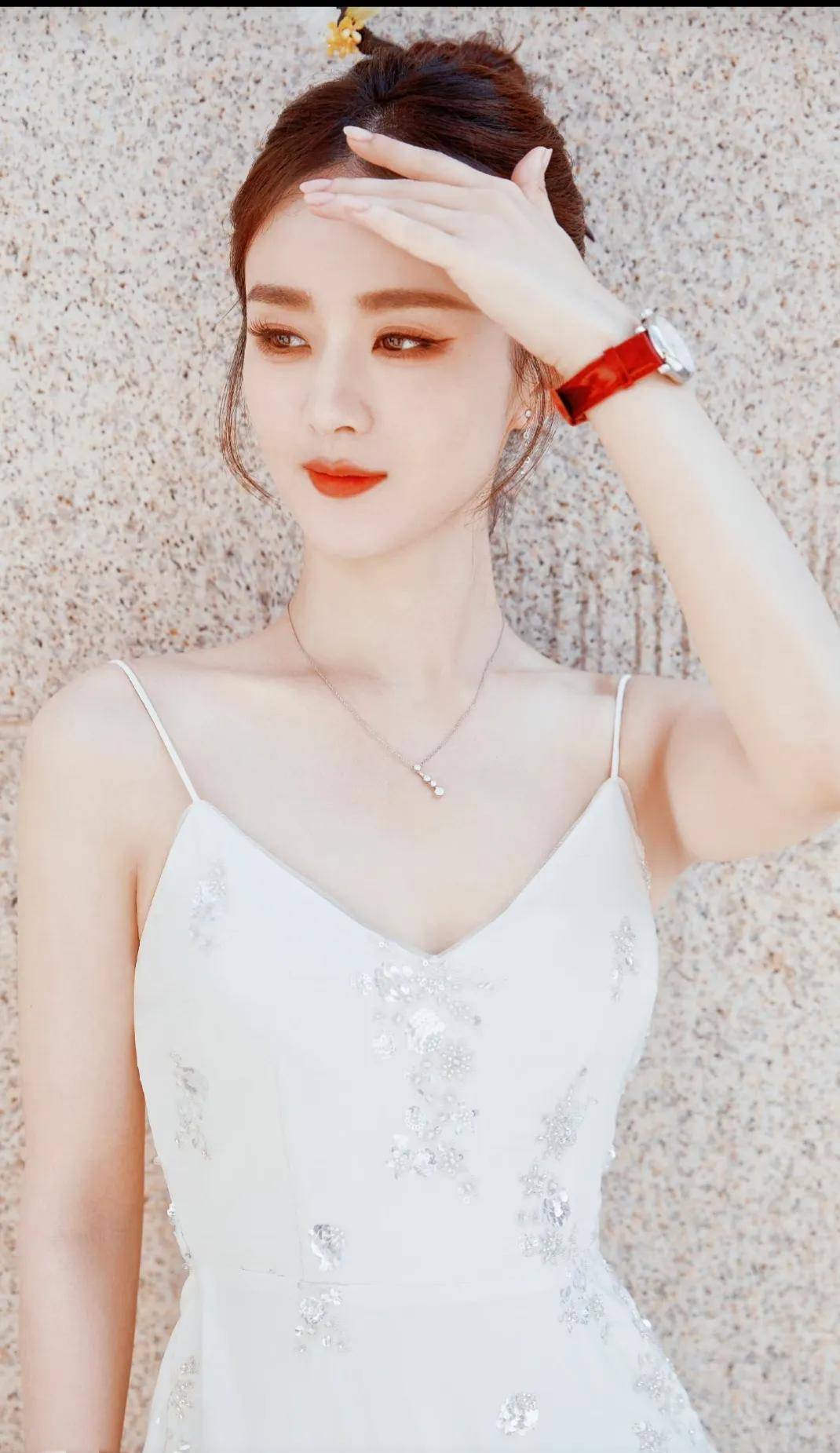 近日,一组赵丽颖生活照在社交媒体上广泛流传,吸引了众多球迷的关注和