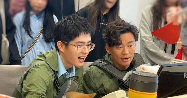 刘昊然像极了近视的我上热搜了?是怎么回事?_眼镜_弟弟_王宝强