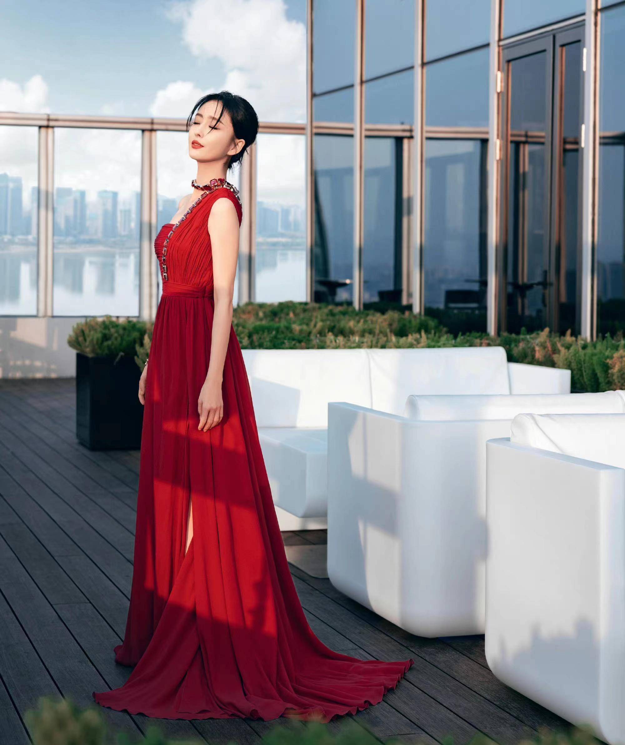 佟丽娅金鹰节登台献唱,一袭中国红长裙优雅又惊艳,美成焦点_身材_气质