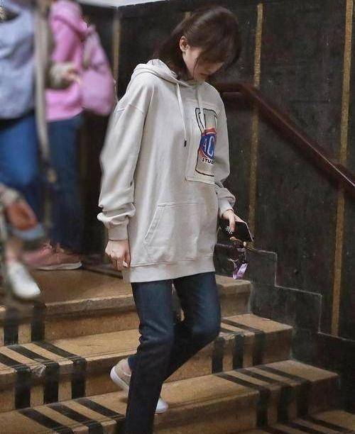 刘诗诗状态不佳,素颜穿粉色t恤,怎么看都像少女_下图_黑色_白色