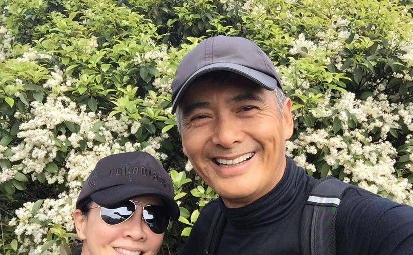 雨天周润发坚持早上慢跑,她身材修长,小腿肌肉突出,和粉丝合影时很