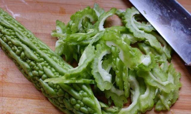 调味品:食用油,精盐,白醋,蒜泥,生抽,白糖配料表:苦瓜,黑蘑菇,红辣椒