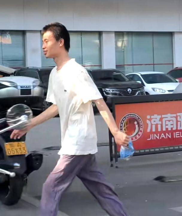 放暑假,韦神回山东老家!网友街头偶遇韦东奕,手里的东西太接地气!-韦神介绍视频