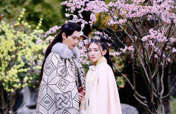 梁洁蒲巴甲现身机场,蒲巴甲尽显男友力,网友:邢邵林干嘛去了_邢昭林