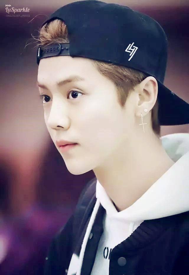 明星反戴帽子凹造型,鹿晗呆萌,杨洋帅气,热巴甜到苏!