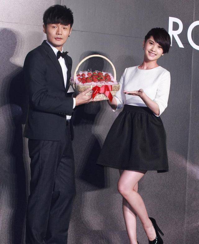 李荣浩求婚成功晒亲密照,钻戒大小被粉丝调侃:比李老师眼睛还大