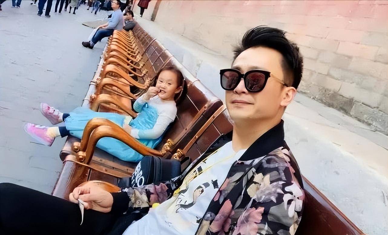 电视主持人杨帆一家四口幸福美满,就是大女儿让我"头疼"_父亲_小号